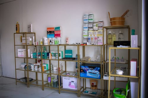 Insumos y equipos en el interior de la bodega emlemex